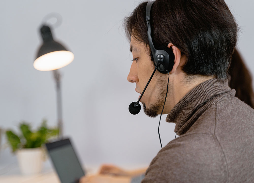 Persona con audífonos en la computadora